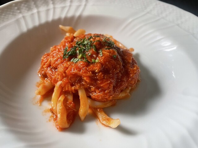 大沼牛のリブロースステーキは、トスカーナ風に炭焼きで香ばしく