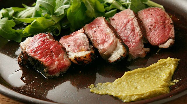 大沼牛のリブロースステーキは、トスカーナ風に炭焼きで香ばしく